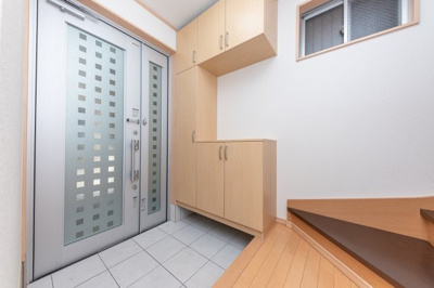 【玄関】 | 大阪市住之江区浜口西１丁目　中古戸建 | 天井高の大容量シューズボックス付き！脱いだ靴をすぐに片付けられ、空間を綺麗に保つことができます。