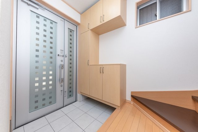 【玄関】 | 大阪市住之江区浜口西１丁目　中古戸建 | 天井高の大容量シューズボックス付き！脱いだ靴をすぐに片付けられ、空間を綺麗に保つことができます。