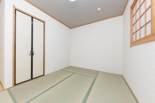 【和室】 | 大阪市住之江区浜口西１丁目　中古戸建 | 1階に配した和室6.2帖。小さいお子様のプレイルームやお昼寝も心地よい畳仕様。客間など多目的にご活用いただけます！