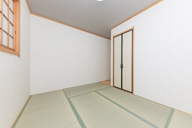 【和室】 | 大阪市住之江区浜口西１丁目　中古戸建 | 和室には収納付き！来客用の寝具や座布団の収納にも便利です。内覧・お問い合わせはお気軽にどうぞ。