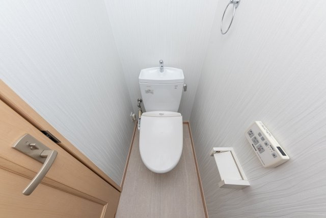 【トイレ】 | 大阪市住之江区浜口西１丁目　中古戸建 | カバーなしでも便座はポカポカな温水洗浄便座付トイレ。汚れてもサッと一拭きで綺麗に！お掃除簡単で衛生的ですね。