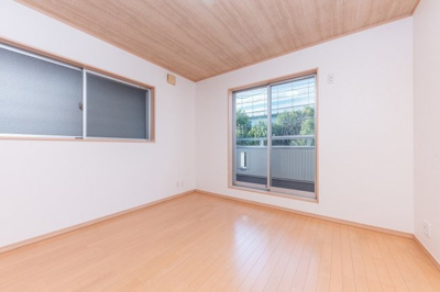 【居間・リビング】 | 大阪市住之江区浜口西１丁目　中古戸建 | 西と南の二面採光を確保し、陽当たり・通風良好！ご家族やご友人と集まり、団らんのひと時をお過ごしください。