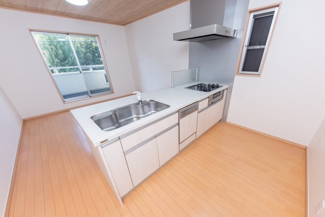 【キッチン】 | 大阪市住之江区浜口西１丁目　中古戸建 | ご家族とのコミュニケーションも取りやすい対面式キッチンを採用！調理中でもお子様の様子を見守れ、安心してお過ごしいただけます。