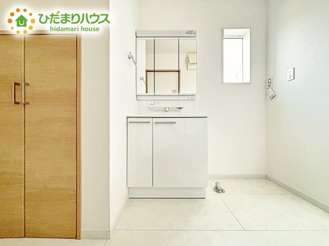 【独立洗面台】 | 水戸市河和田町　中古戸建 | 三面鏡は自分では見えにくいところまで見ることができるので、身だしなみを整える際などにはとても便利です(*^^*)
