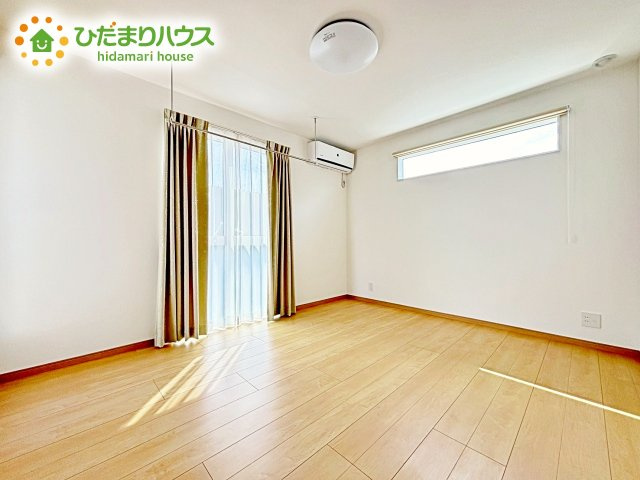 【寝室】 | 水戸市河和田町　中古戸建 | ゆとりのあるクローゼットが付いているので、お部屋もスッキリ片付き、朝の身支度もスムーズにできます。バルコニーと繋がるお部屋ですのでお布団などの大きな洗濯物もそのまま干して便利♪