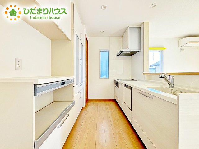 【キッチン】 | 水戸市河和田町　中古戸建 | 収納もたっぷり御座います。お食事の準備をしながらご家族との会話を楽しめます。キッチン近くに水回りも集中しているので、家事の動きがらくちんです♪