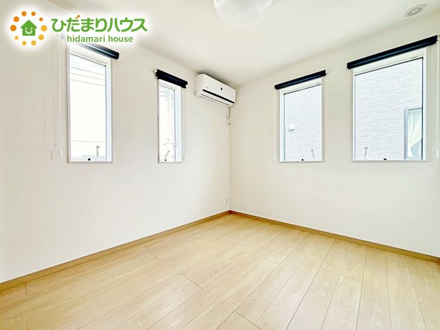 【洋室】 | 水戸市河和田町　中古戸建 | 明るい陽光が差し込む洋室。白を基調とした爽やかな空間。