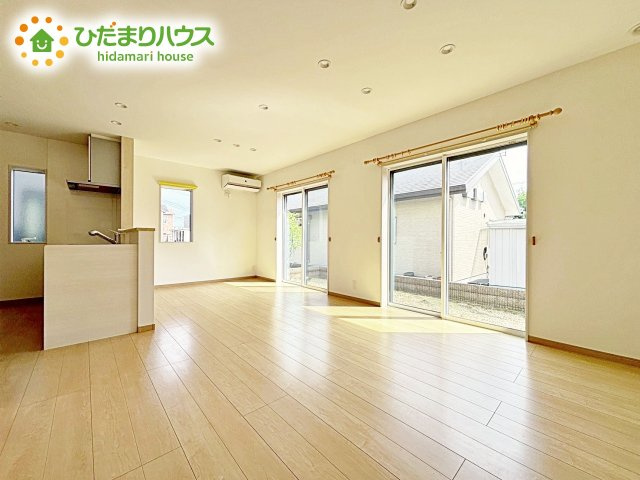 【居間・リビング】 | 水戸市河和田町　中古戸建 | 明るく開放的な空間が広がるLDK。室内には豊かな陽光が注ぎ込み、爽やかな住空間を演出。ホームパーティーでもゲストと一緒に料理を楽しみながら楽しい時間を過ごせそう。