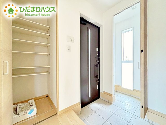 【玄関】 | 水戸市河和田町　中古戸建 | 玄関はゆったりとした奥行き、幅を確保しており、お買い物帰りやお子様とのお出かけの際も安心です♪