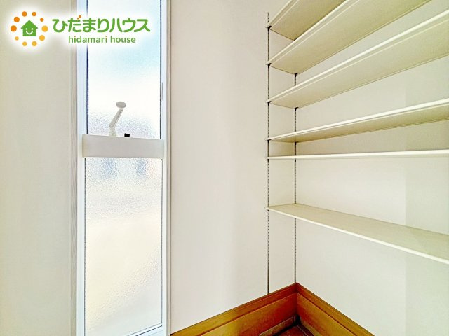 【収納】 | 水戸市河和田町　中古戸建 | 天井までの高さがあるタップリ玄関収納、姿見・小引き出し付きなのも便利