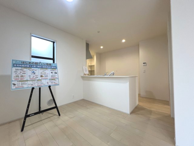 福生市熊川　新築戸建全2棟の居間・リビング|白を基調とした明るいリビング☆