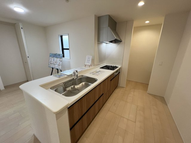 福生市熊川　新築戸建全2棟のキッチン|料理をしながらでもご家族との会話を楽しめる対面キッチン