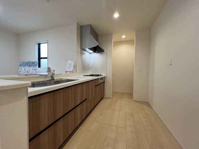 福生市熊川　新築戸建全2棟のキッチン|キッチン横には食品や日用品など収納できるパントリー付き♪