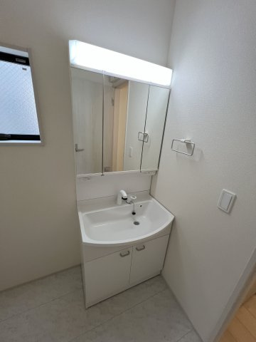 福生市熊川　新築戸建全2棟の独立洗面台|身だしなみを整えやすく、収納たっぷりの三面鏡付洗面化粧台☆