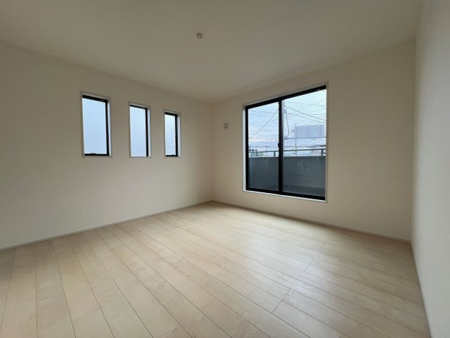 福生市熊川　新築戸建全2棟の洋室|9帖の大きい部屋なのでタブルベッドを置いてもゆとりがありますよ☆