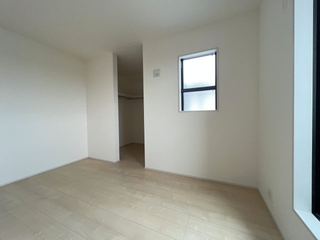 福生市熊川　新築戸建全2棟の洋室|6帖　季節物の衣類もスッキリ収納できるウォークインクロゼット付き♪