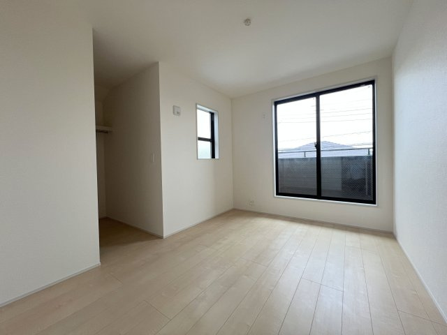 福生市熊川　新築戸建全2棟の洋室|6帖　バルコニーに面した明るい室内☆