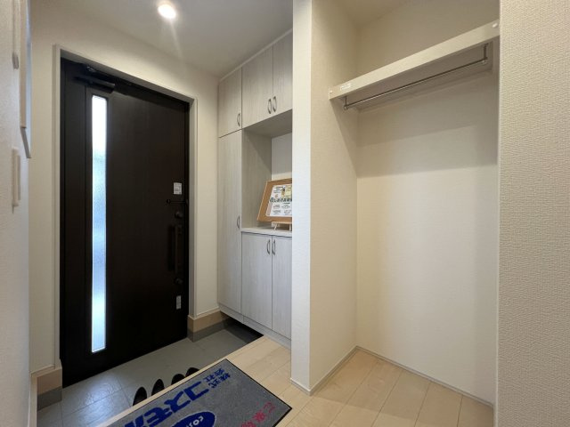福生市熊川　新築戸建全2棟の玄関|帰宅後すぐにコートを掛けられるハンガーパイプ付きです☆