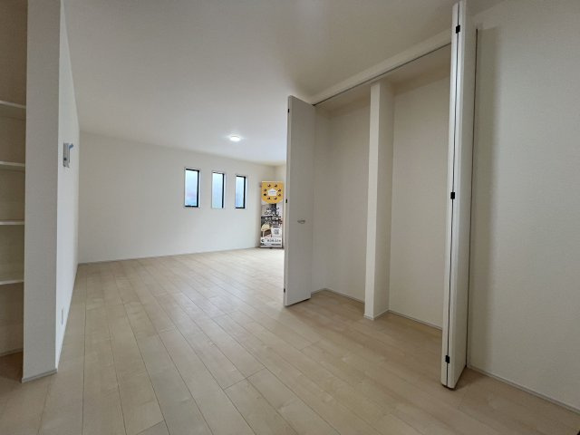 福生市熊川　新築戸建全2棟の居間・リビング|あると嬉しいリビング収納付き！