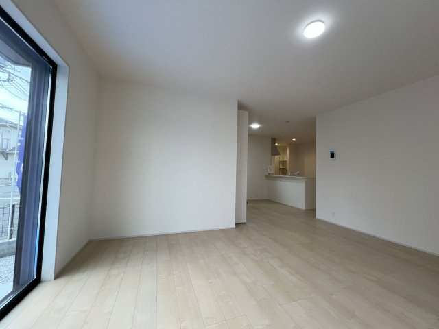 福生市熊川　新築戸建全2棟の居間・リビング|ご家族の会話がはずむ、開放的なＬＤＫ