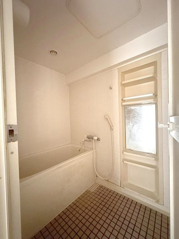 モアステージ北綾瀬の浴室|一日の疲れを癒すバスルームは、心地よいリラックスを叶える清潔感溢れる美しい空間です。