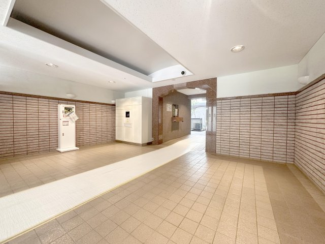 モアステージ北綾瀬のエントランス|オートロック付き共有玄関で不審者をシャットアウト！お子さまのお留守番にも安心ですね