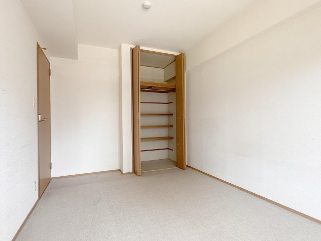 モアステージ北綾瀬の洋室|収納もしっかりと確保されているので、お部屋全体を広くお使いいただけます