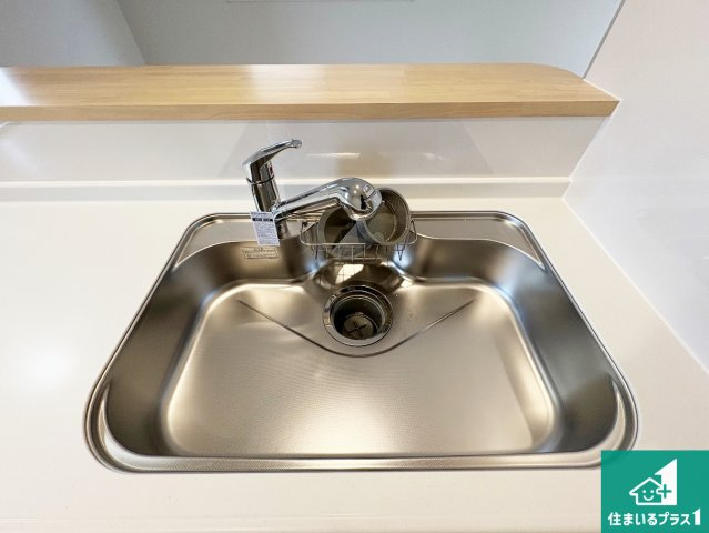 京田辺市薪天神堂　第8期　新築一戸建ての独立洗面台|清潔感のある洗面台です。フラットな鏡は掃除がしやすく毎日清潔！ホースは引き出して使えるので洗顔やお掃除の際に便利です！