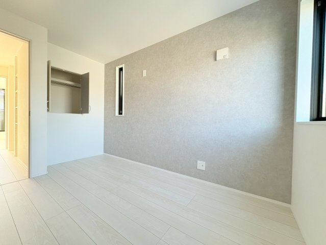 新築戸建　岐阜市加納奥平町Ⅱ　全1区画分譲の寝室|全居室にたっぷり収納できる大型収納を設置。窓ガラスは断熱性能や結露防止効果の高いペアガラスです。