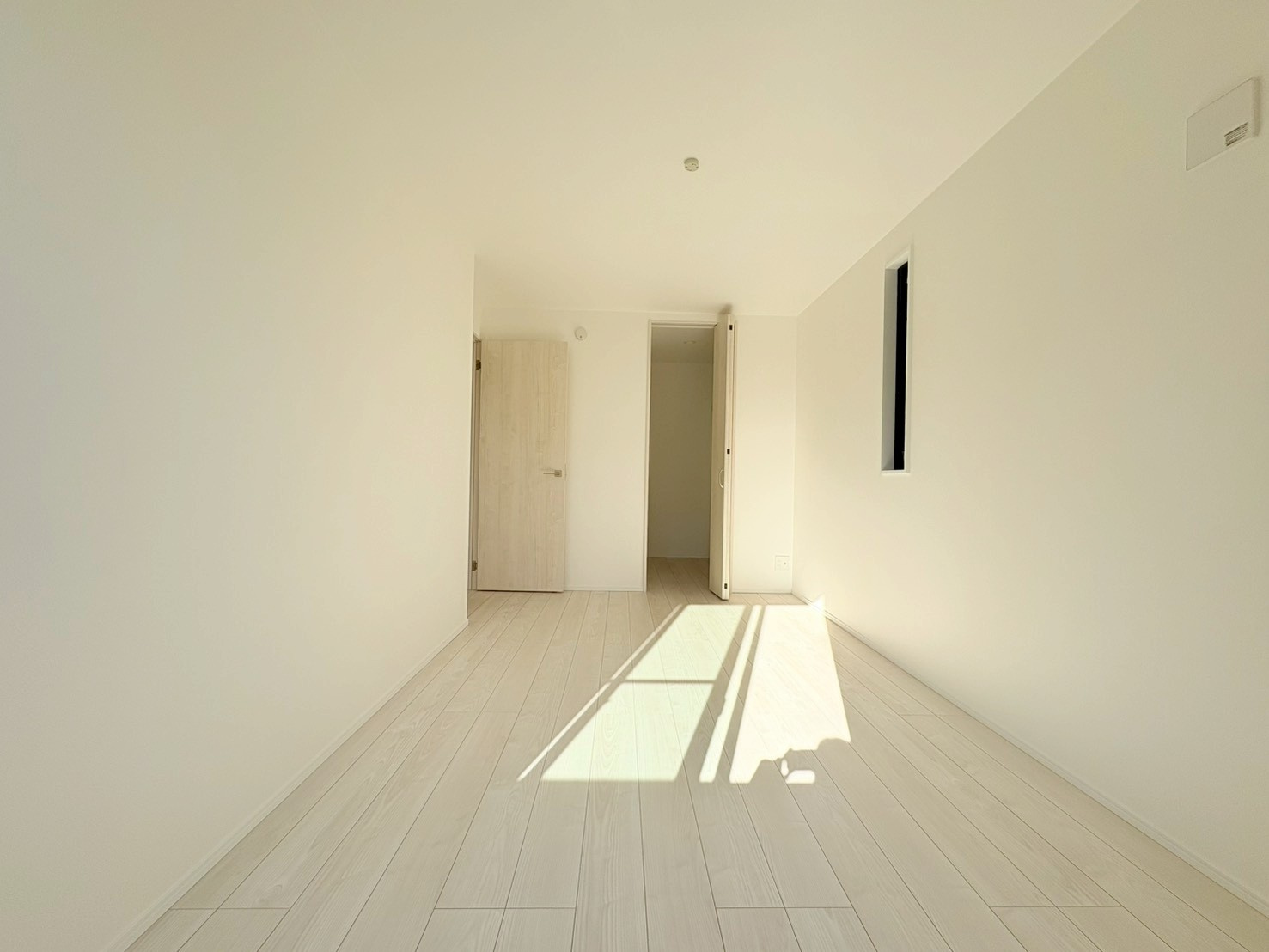 新築戸建　岐阜市加納奥平町Ⅱ　全1区画分譲の洋室|全居室にたっぷり収納できる大型収納を設置。窓ガラスは断熱性能や結露防止効果の高いペアガラスです。