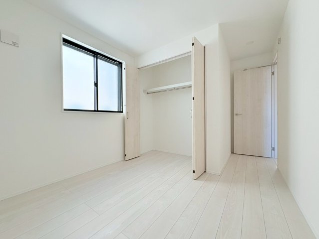 新築戸建　岐阜市加納奥平町Ⅱ　全1区画分譲の洋室|全居室にたっぷり収納できる大型収納を設置。窓ガラスは断熱性能や結露防止効果の高いペアガラスです。