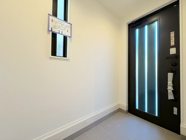 新築戸建　岐阜市加納奥平町Ⅱ　全1区画分譲の玄関|大容量のシューズ収納付きで玄関周りもすっきり！玄関ドアからの光が玄関ホールを明るくしてくれます。