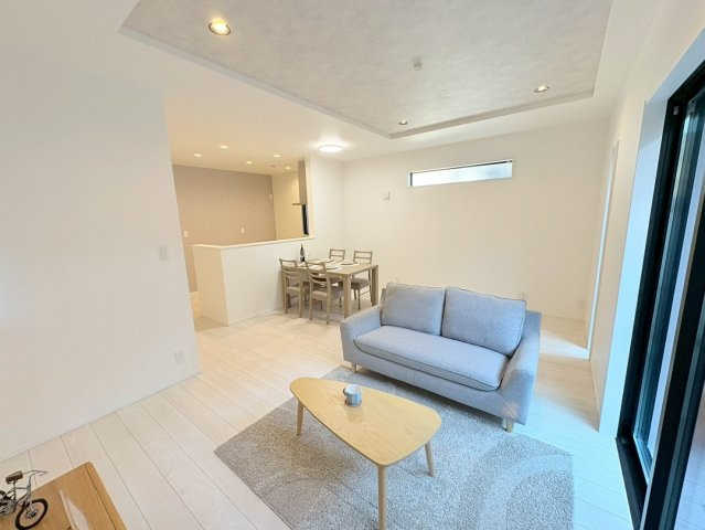 新築戸建　岐阜市加納奥平町Ⅱ　全1区画分譲の居間・リビング|※家具配置イメージ　南向きで日当たりもよく大きな窓がリビング全体に光と風を運びます。ご家族でゆとりある暮らしができます。