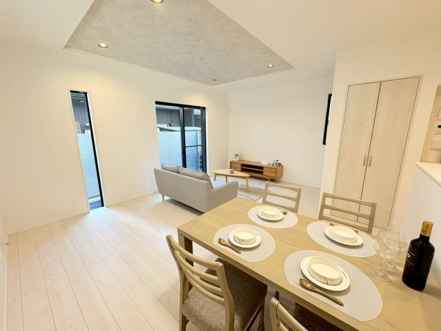 新築戸建　岐阜市加納奥平町1丁目Ⅱ　全1区画分譲の居間・リビング|※家具配置イメージ　南向きで日当たりもよく大きな窓がリビング全体に光と風を運びます。ご家族でゆとりある暮らしができます。