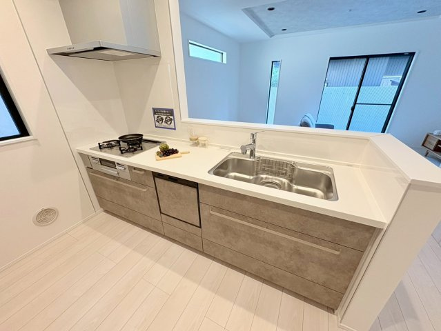 新築戸建　岐阜市加納奥平町1丁目Ⅱ　全1区画分譲のキッチン|機能的なシステムキッチンです。収納力に優れた大容量の引出しでキッチン回りがスッキリ片付きます。