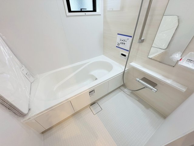 新築戸建　岐阜市加納奥平町1丁目Ⅱ　全1区画分譲の浴室|１坪タイプのバリアフリー設計でゆったりとくつろげる浴室・浴槽です。タイル床でカビの発生を抑制します。