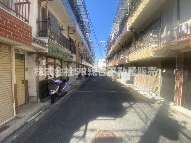衣摺３丁目　中古戸建の前面道路含む現地写真|弊社は住宅ローンに自信あり。
様々にリフォームプランもローンに組み込んでご提案致します！