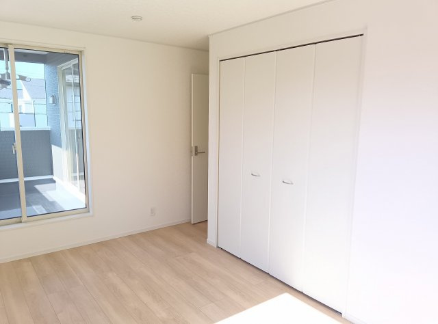 筑西市下川島　第2　2号棟の寝室|主寝室は8帖、バルコニーに面しているのでお布団を干すのも楽々です！