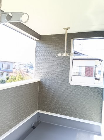 筑西市下川島　第2　2号棟のバルコニー|屋根付きバルコニーで少しくらいの雨なら濡れずに干す事ができますね