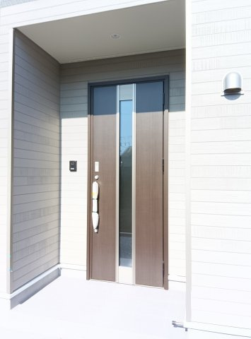 筑西市下川島　第2　2号棟の玄関|帰るたびに、やさしい光が“おかえり”と迎えてくれる玄関。毎日の疲れをそっと癒してくれます