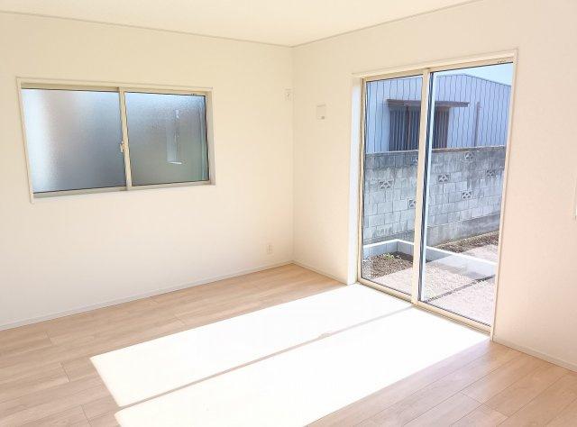 筑西市下川島　第2　2号棟の居間・リビング|二面の窓から陽射しが届く、明るく気持ちの良いリビングです