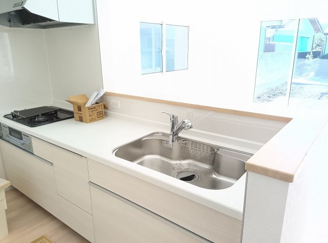 筑西市下川島　第2　2号棟のキッチン|白く清潔感のあるキッチン、作業台も広く使い勝手が良いです