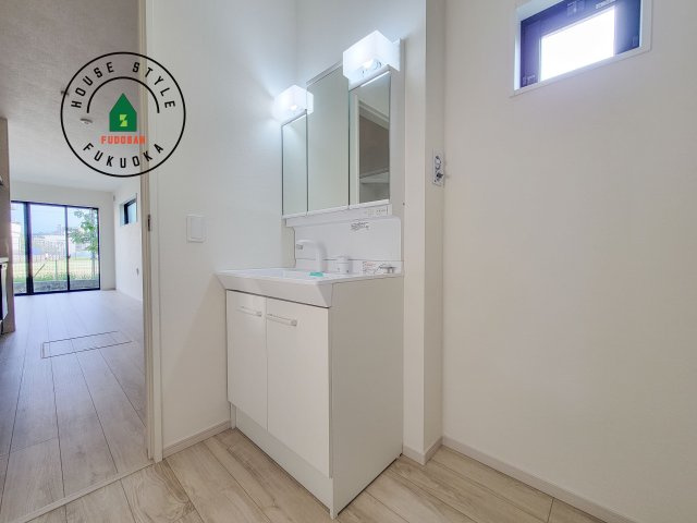 糸島市前原北2丁目第2-2棟（1号棟）　の独立洗面台|毎日使うものだから清潔な空間を保ちたい水回り。洗面にはそんな願いを解消させてくれる収納アイデアが満載です。三面鏡の裏側にはキャビネットが現れ小物から背の高い物まで収納できます。