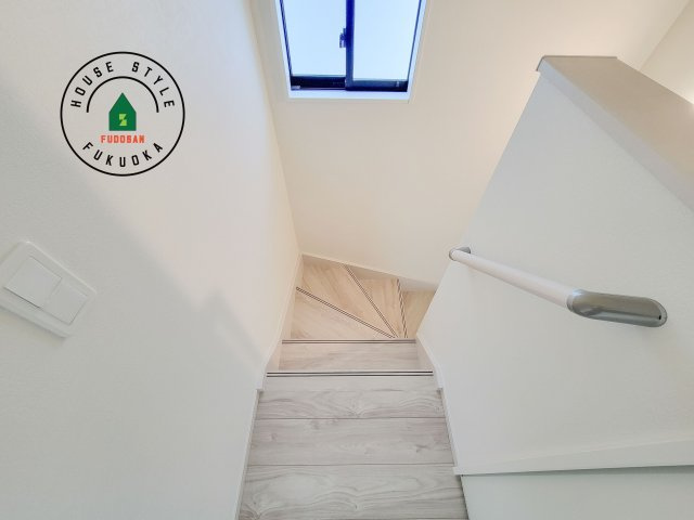 糸島市前原北2丁目第2-2棟（1号棟）　の内装|＜手すり付階段＞手すりがないと階段の昇り降りで危険なことはもちろん、壁に手をつきながら歩くことで壁紙が汚れやすくなります。すべての方に快適に昇り降りしていただくため、手すりを設置しました。