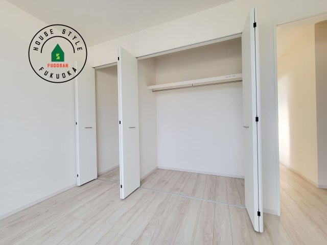 糸島市前原北2丁目第2-2棟（1号棟）　の収納|洋服や大きな荷物が多い方や人数の多いご家族などは、一般的なクローゼットよりもウォークインクローゼットのほうが使い勝手が良いです。