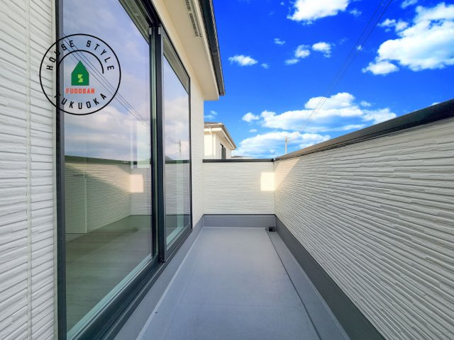 糸島市前原北2丁目第2-2棟（1号棟）　のバルコニー|風をしっかりと感じられるバルコニーでは、毎日が洗濯日和です。広々としているので洗濯も楽しくなるでしょうし、気分転換にバルコニーからの眺めを楽しむのもいいでしょう。