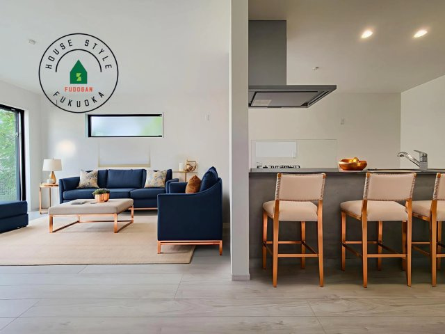 糸島市前原北2丁目第2-2棟（1号棟）　の居間・リビング|明るく開放的なリビングダイニングは豊かな陽光が注ぎ込み、やすらぎの空間を演出してくれます。ご家族で楽しいひとときをお過ごし下さい。※家具はCGを合成したものです。