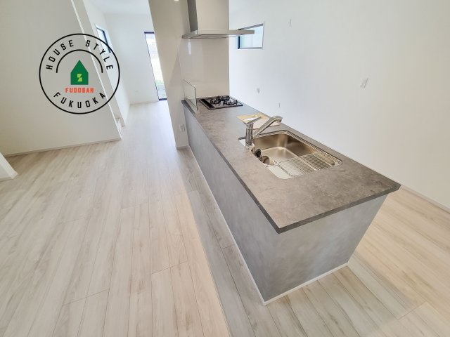 糸島市前原北2丁目第2-2棟（1号棟）　のダイニング|キッチンから立ち込める香りが今日の料理を期待させます。