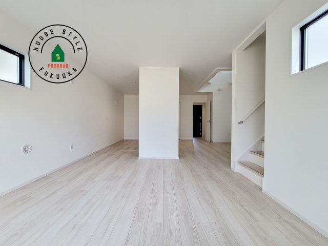 糸島市前原北2丁目第2-2棟（1号棟）　の居間・リビング|キッチンからリビングをしっかり確認できます。家族の笑顔があふれる空間になりそうですね。