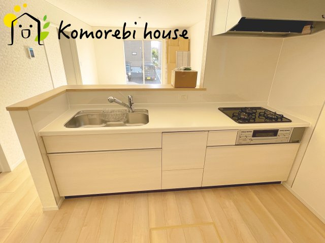 さいたま市西区飯田新田第2　新築一戸建て　クレイドルガーデン　03のキッチン|コンパクトなキッチンで掃除もラクラク